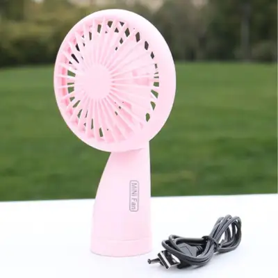 Handheld Mini fan พัดลมพกพาขนาดเล็กชาร์จสายUSBใส่ถ่านลมแรง pink