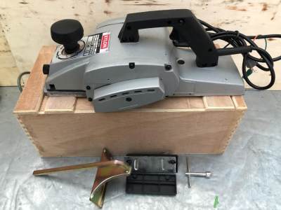 ดูภาพ กบไสไม้ไฟฟ้า 5 นิ้ว เสื้ออลูมิเนียม Electric Planer ยี่ห้อ XYLON รุ่น MA1804 เพิ่มเติม กบไสไม้ไฟฟ้า 5 นิ้ว เสื้ออลูมิเนียม Electric Planer ยี่ห้อ XYLON รุ่น MA1804