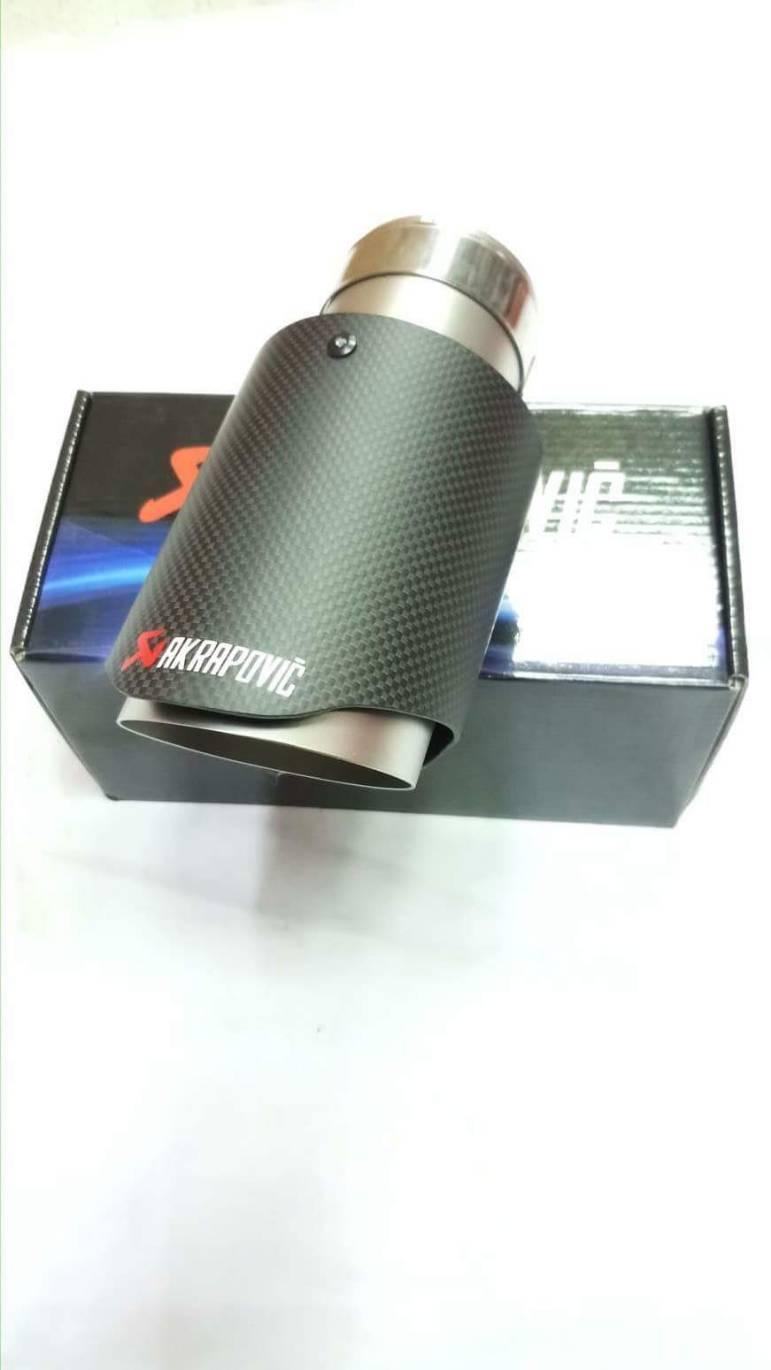 ปลายท้อ เดียว แบบเปิดหัว หุ้มไฟล์เบอร์คาร์บอนเคฟล่าแท้ AKRAPOVIC ขนาดของคอสวม 2.5 นิ้ว พร้อมเข็มขัดรัด