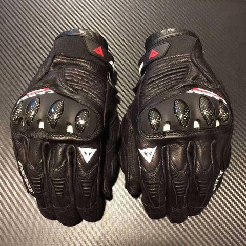 ถุงมือไดเนส รุ่น carbon frame หนังวัวแท้ หนังหนานุ่ม พร้อมแถบกันลื่นทำให้ขับขี่อย่างสะดวกและปลอยภัย