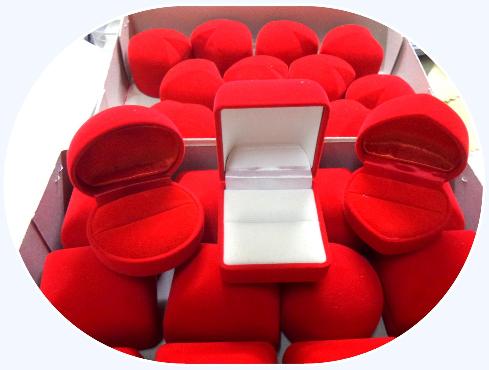 กล่องใส่แหวน กำมะหยี่ คละแบบ ( กลม , หัวใจ , สี่เหลี่ยม ) สีแดง จำนวน 1 โหล (12 ชิ้น) 