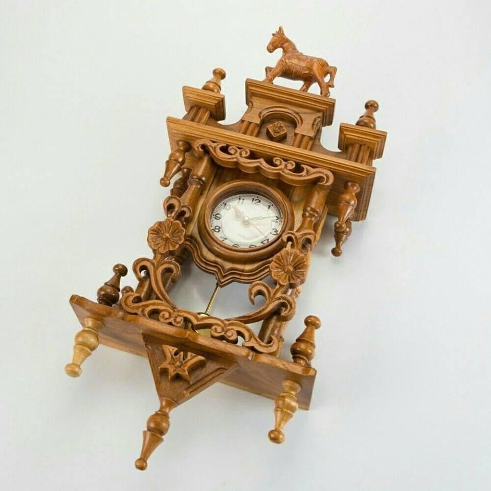 นาฬิกาแขวนผนัง นาฬิกาไม้สักทองแกะสลัก ม้า 1 ตัว สีไม้  ขนาดของนาฬิกา คือ 10 x 25 x 55 CM (กว้างxยาวxสูง)