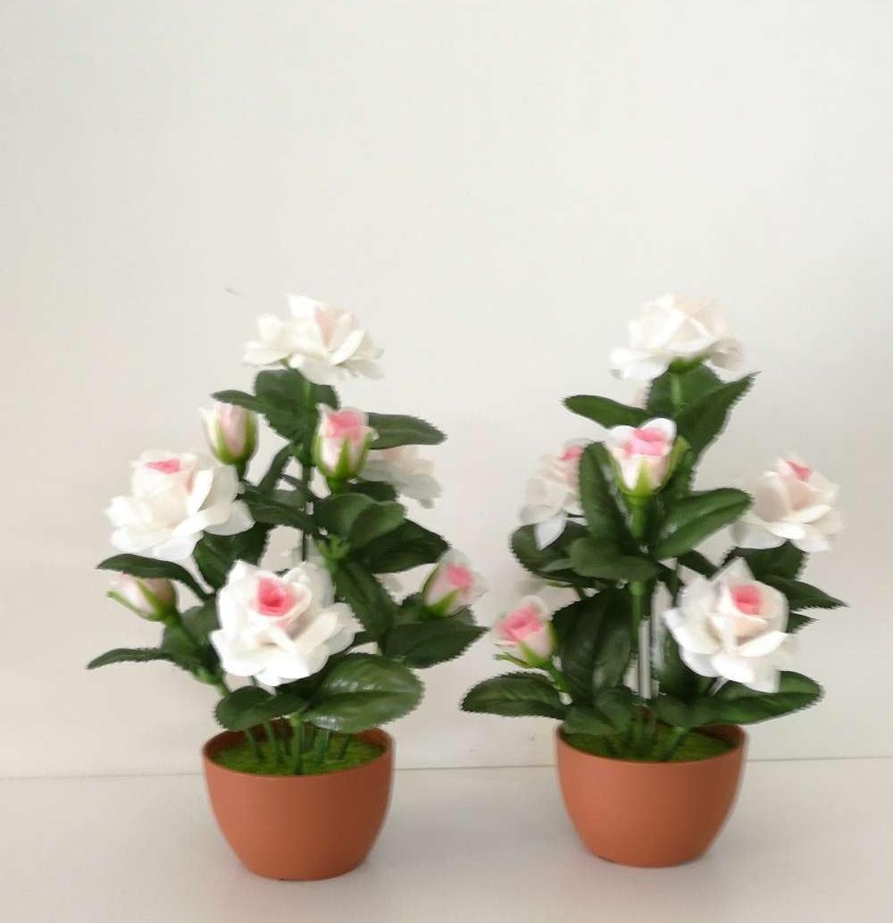 ดอกไม้ประดิษฐ์​ ดอกกุหลาบ​ สีขาวชมพู กระถางเล็ก​ ปากกระถางกว้าง​ 7 ซม.​ สูง​ 20​ ซม.​ สามารถ​ล้างทำความสะอาด​ได้​ ราคาคูู่ละ​ 99 บาท