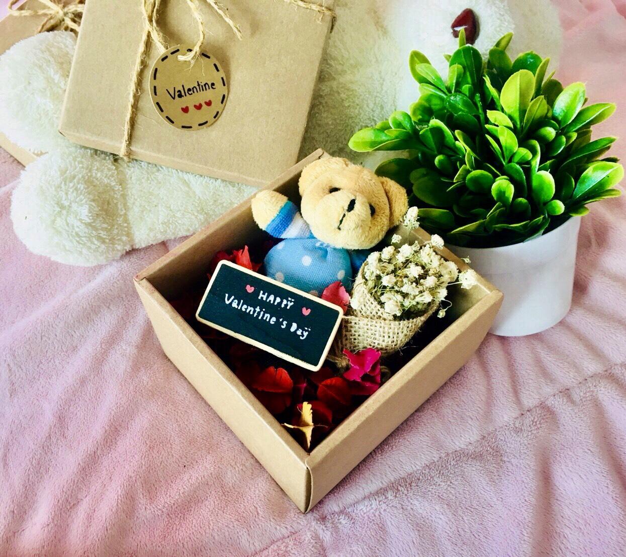 กล่องของขวัญ แฮนเมด ดอกไม้หอม+ตุ๊กตา (1ชุด)
