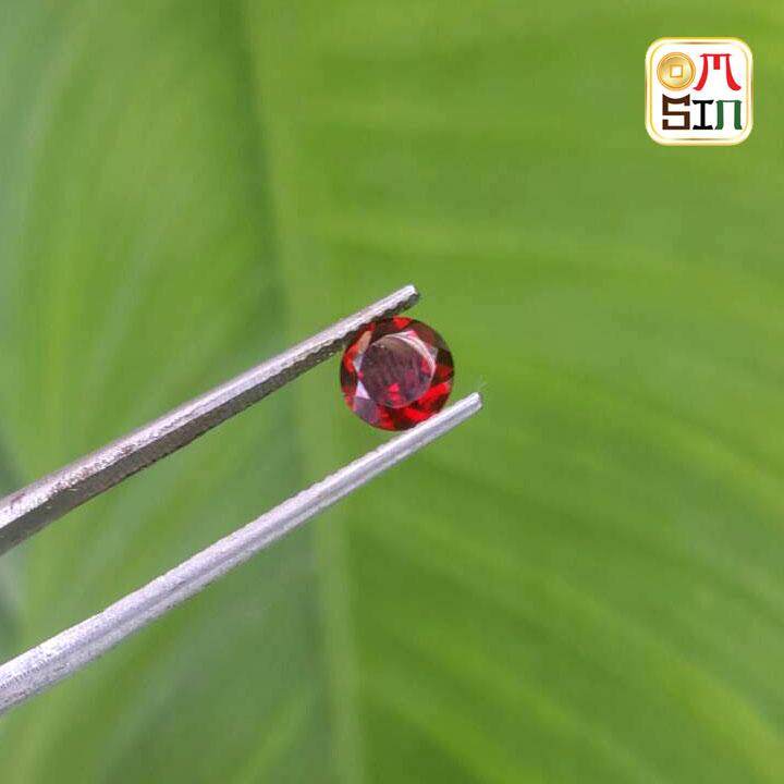 Omsin พลอยโกเมน พลอยสีแดง Garnet ทรงกลม ก้นเพชร ขนาด 6 x 6 มิล จำนวน 1 เม็ด พลอยธรรมชาติแท้ พลอยเจียระไน