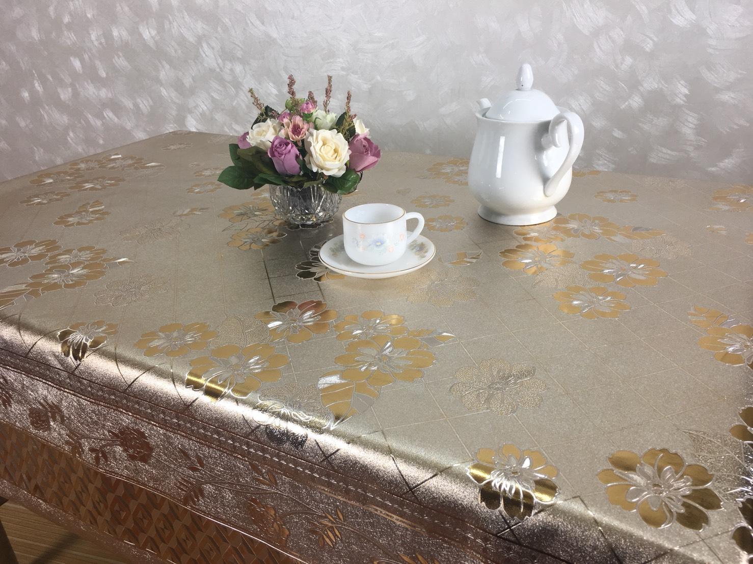 ผ้าปูโต๊ะ พลาสติกปูโต๊ะ ด้านหน้าเป็นพลาสติกPVC ด้านหลังเป็นผ้า(สปัน) ผืนยาว ลายดอกไม้บาน สีทอง (ขนาด 1.37 x 2.0 ม.)