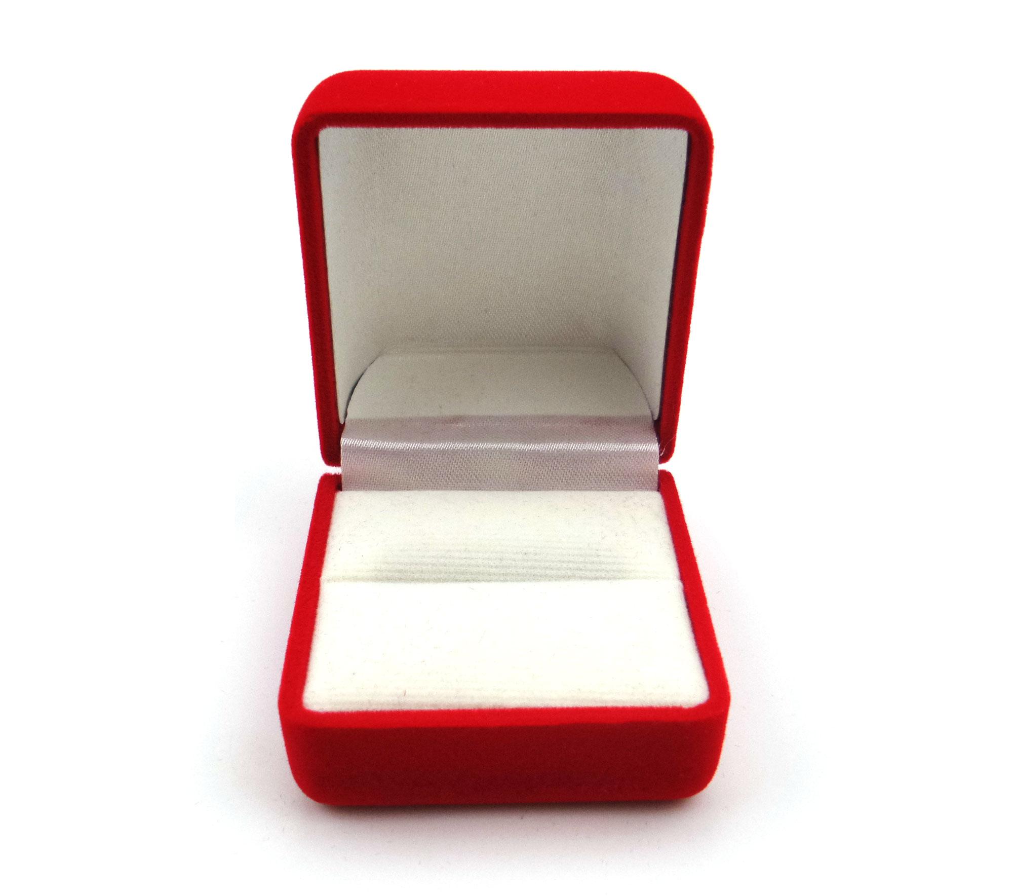 PY Beauty ขายกล่องใส่แหวนกำมะหยี่ ทรงสี่เลี่ยม สีแดงพื้นขาว จำนวน 1 ชิ้น ไว้ใช้เก็บแหวนสวยๆกันนะคะ