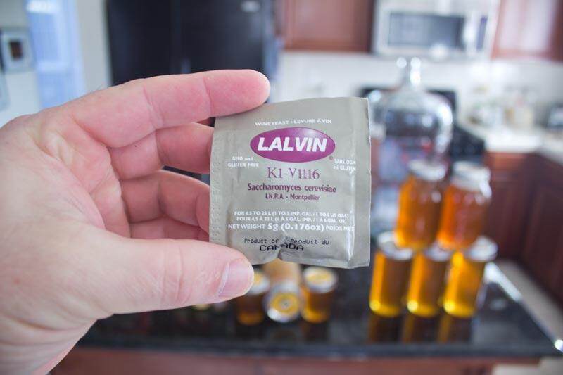 ยีสต์หมักไวน์ ยีสต์ทำไวน์ ยีสต์ไวน์ ยี่ห้อ LALVIN (5 กรัม) สูตร WINE YEAST Lalvin K1V-1116 คุณภาพสูงได้รับการยอมรับจากทั่วโลก นำเข้าจากประเทศแคนนาดา เป็นยีสต์ที่มีคุณสมบัติที่ดีมาก ในการหมักไวน์ผลไม้ มีการคงกลิ่นและรสชาติที่แสดงถึงความสดใหม่ขององุ่นขาว