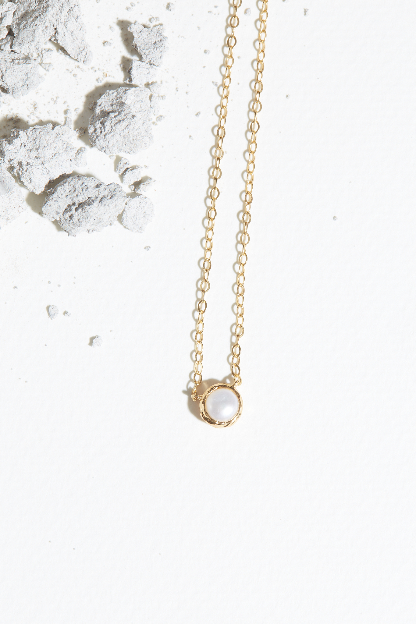 Vetiver Pearl Handmade Flat Freshwater Pearl Necklace, Genuine Pearl Necklace, Freshwater Pearls, Real Pearls, Handmade, Can Be Worn on 2 Sides, Genuine Silver Body, 18K Gold Plated, Fast Delivery. ราคา 3,100 บาท*ส่งฟรี