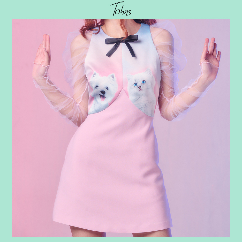 [Tohns] Friend Furever Mesh Sleeve Dress ชุดเดรสสั้นแขนยาวผ้าตาข่ายพิมพ์ลาย Friend Furever ราคา 2,500 บาท*ส่งฟรี