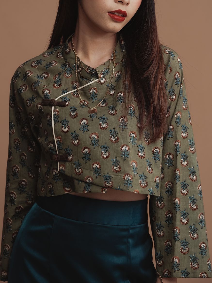 (Jun) Cny Shirt 2026 Women's Chinese New Year Shirt, Olive Color with Floral Pattern, Model Assa ราคา 1,590 บาท*ส่งฟรี