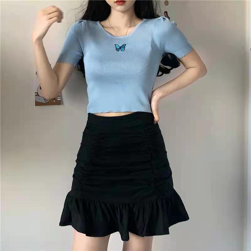 Aone(พร้อมส่ง/2827)เสื้อคอกลมแขนสั้นฤดูร้อนใหม่สไตล์เกาหลีเสื้อถักสั้นสดขนาดเล็กผู้หญิงสลิมปักลายผีเสื้อ