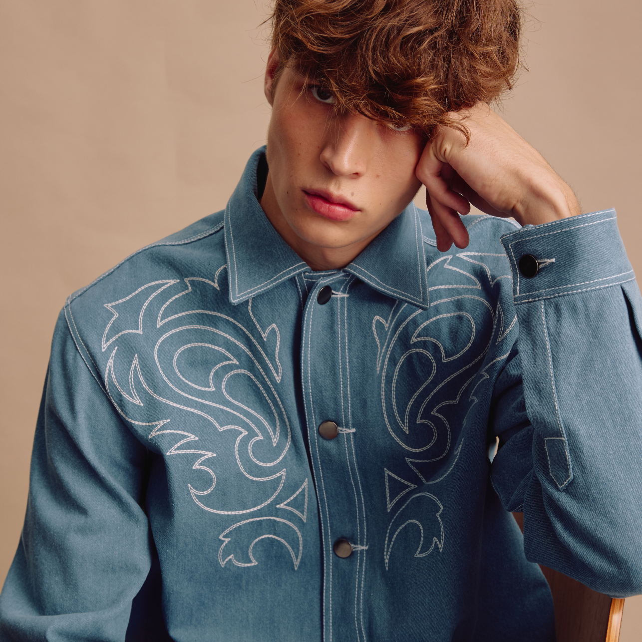 [MOO 2/25] Western Stitch Classic Denim Shirt เสื้อเชิ้ตแขนยาว ผ้าเดนิม ปักลวดลายคาวบอยเวสเทิร์น ที่บ่าหน้าและหลัง แต่งกระดุมตอกโลหะด้านหน้า ปักด้ายต่างสี ราคา 5,490 บาท*ส่งฟรี