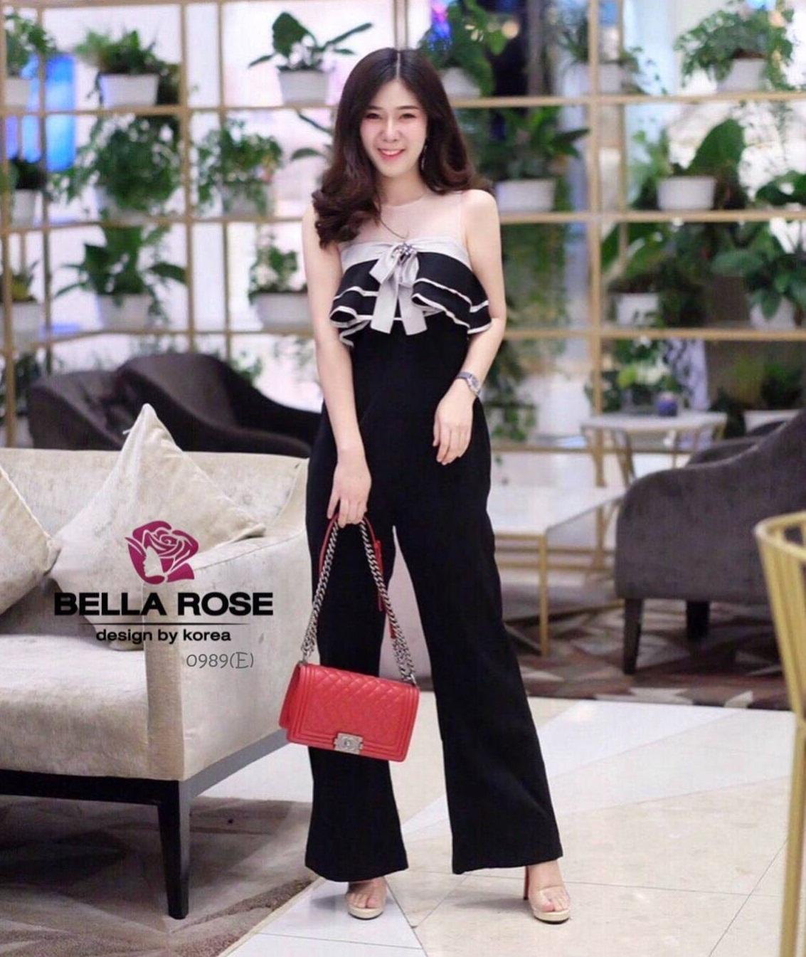 BS0989  Jumpsuit จั๊มสูทขายาวเนื้อผ้าซาร่าปักดอกไม้เพชรตรงหน้าอก เย็บผ้าเงาเป็นโบว์ ระบายรอบตัวผ้ามุ้ง ขอบอกเรยว่ารุ่นนี้สวยมากค่าา ทรงสวย ใส่แล้วดูดีมากค่า ได้ไปรับรองม่ายผิดหวังค่าา จัดมาให้ 2 สีจ้า พร้อมส่ง