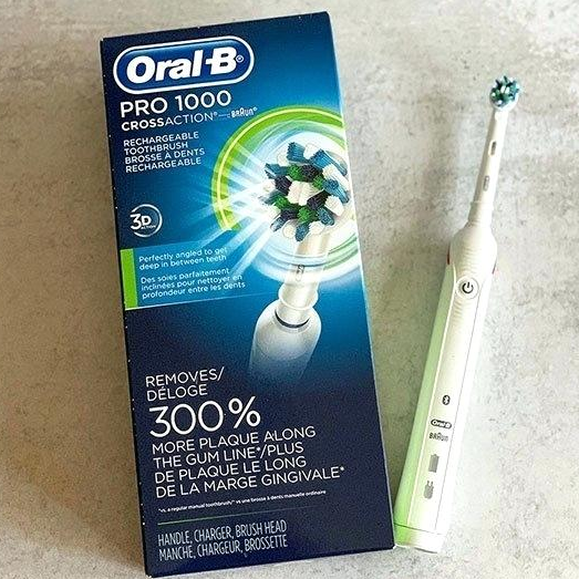 แปรงสีฟันไฟฟ้า ทำความสะอาดทุกซี่ฟันอย่างหมดจด เพชรบูรณ์ แปรงสีฟันไฟฟ้าแบบชาร์จไฟได้  ออรัลบี Oral B® Pro 1000 CrossAction® Electric Rechargeable Toothbrush  Powered by BRAUN® ลบคราบหินปูน ทำความสะอาดได้ทั่วถึงมากกว่าแปรงทั่วไป
