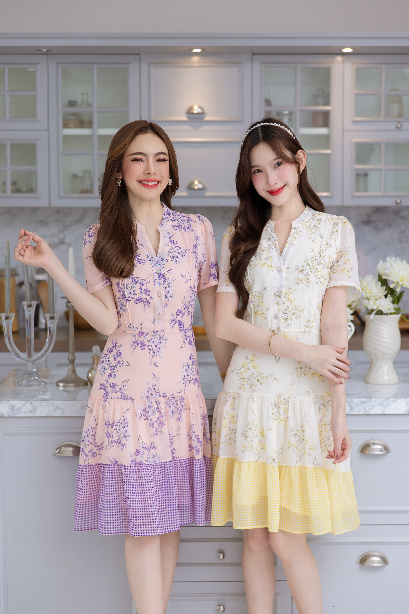 เดรสชีฟองพิมพ์ลายดอก สวยไม่เหมือนใคร สวยหวาน มีดีเทลตีเกล็ดช่วงอกสองด้าน มีกระดุมเปิดใช้ได้จริง ทรงกระโปรงเป็นระบายสวย เชิงชายกระโปรงตัดเป็นลายตารางตัดกับลายดอกสวยเก๋ แพทเทิร์นนี้ใส่แล้วดูเพรียวค่ะ เป็นซิปหลัง มีซับใน ราคา 561 บาท*ส่งฟรี