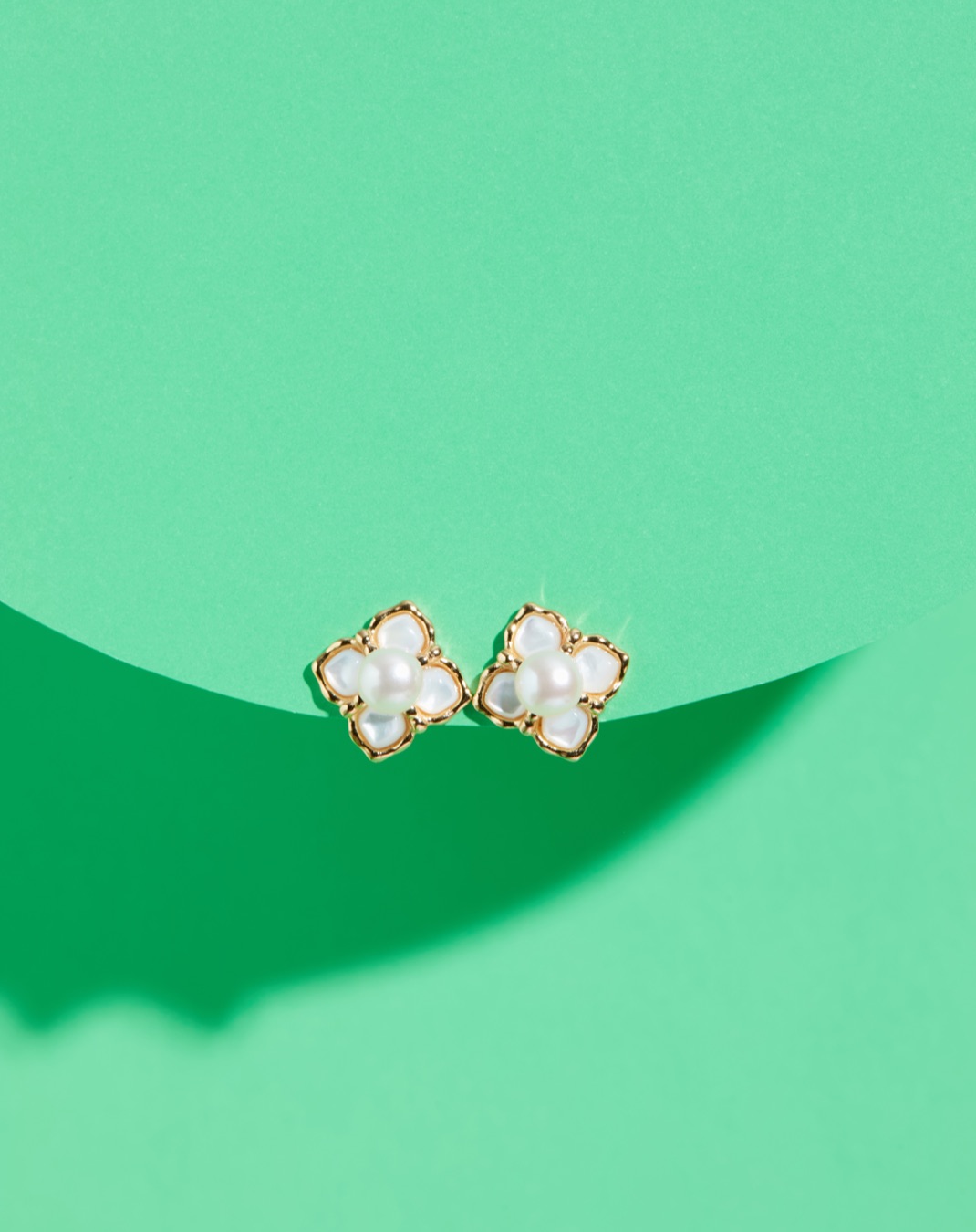 Vetiver Pearl Handmade Mother of Pearl Flower Earring, Real Pearl Earrings, the Middle Bead Is a Pearl, Real Pearl, Natural Pearl, Mother-Of-Pearl Shell, the Goddess of the Sea, Natural White, Edged with a Gold Frame, Encircled by Flower Shape, 925 Sterli ราคา 2,900 บาท*ส่งฟรี