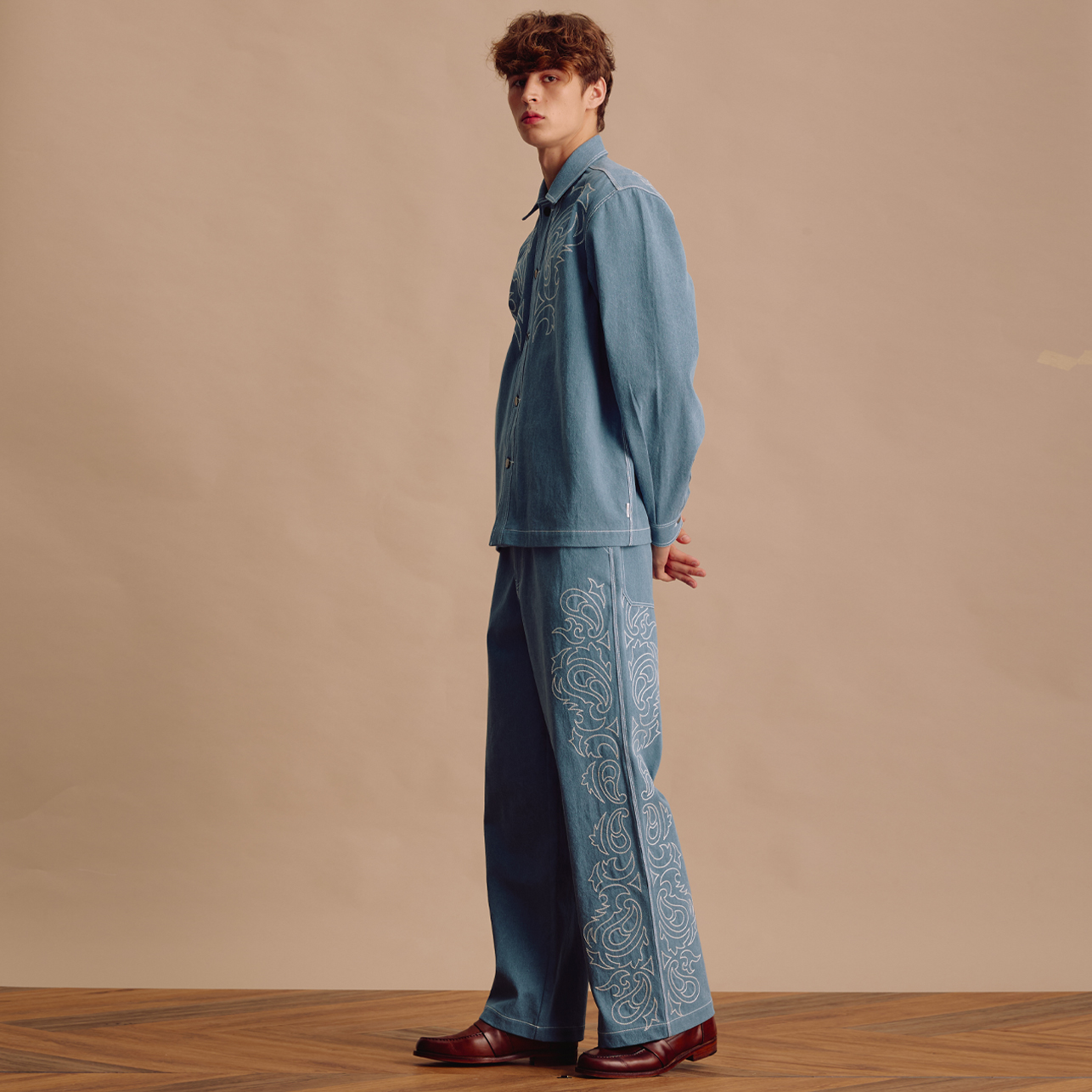 [MOO 2/25] Western Stitch Classic Denim Pants กางเกงขายาว ทรงกระบอกตรง ผ้าเดนิม ปักลวดลายคาวบอยเวสเทิร์น กระเป๋าข้างและกระเป๋าหลัง ปักด้ายต่างสี ตัว ' M ' ด้านหลัง แต่งซิปหน้าและกระดุมสีเงินรมดำ ราคา 5,890 บาท*ส่งฟรี
