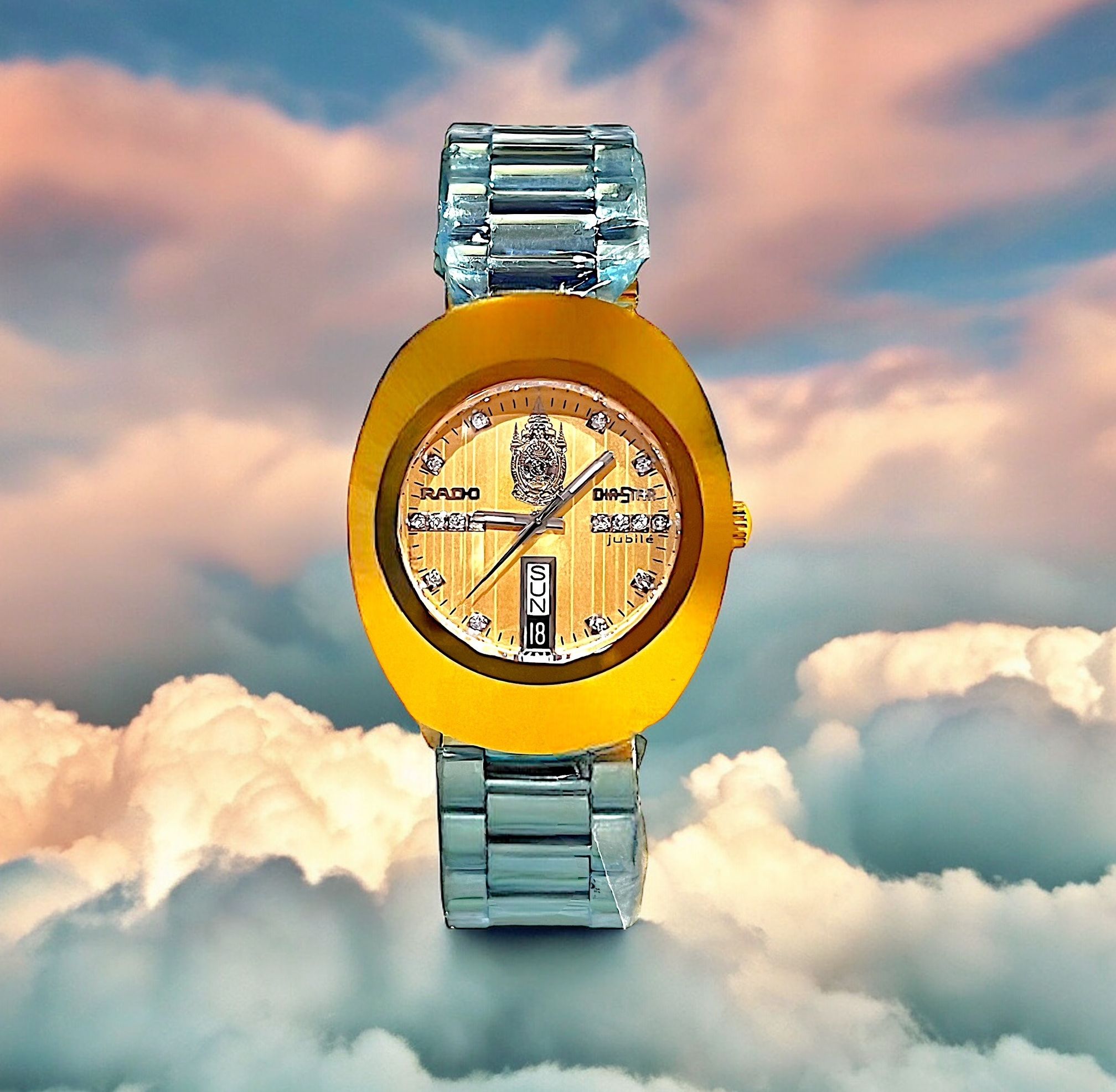 นาฬิกาข้อมือผู้ชาย RADO The Original Diastar Jubilee Automatic 80th Anniversary 16 Diamonds Limited Edition หมายเลขรุ่น R12013403 หมายเลขเรือนที่ 311 / 699 ขนาดตัวเรือน 35 มม.ตัวเรือน สายสีทอง สแตนเลสสตีล รูปไข่ หน้าปัด สีทอง รุ่นฉลองครบรอบ 80 พรรษา ราคา 259,000 บาท*ส่งฟรี