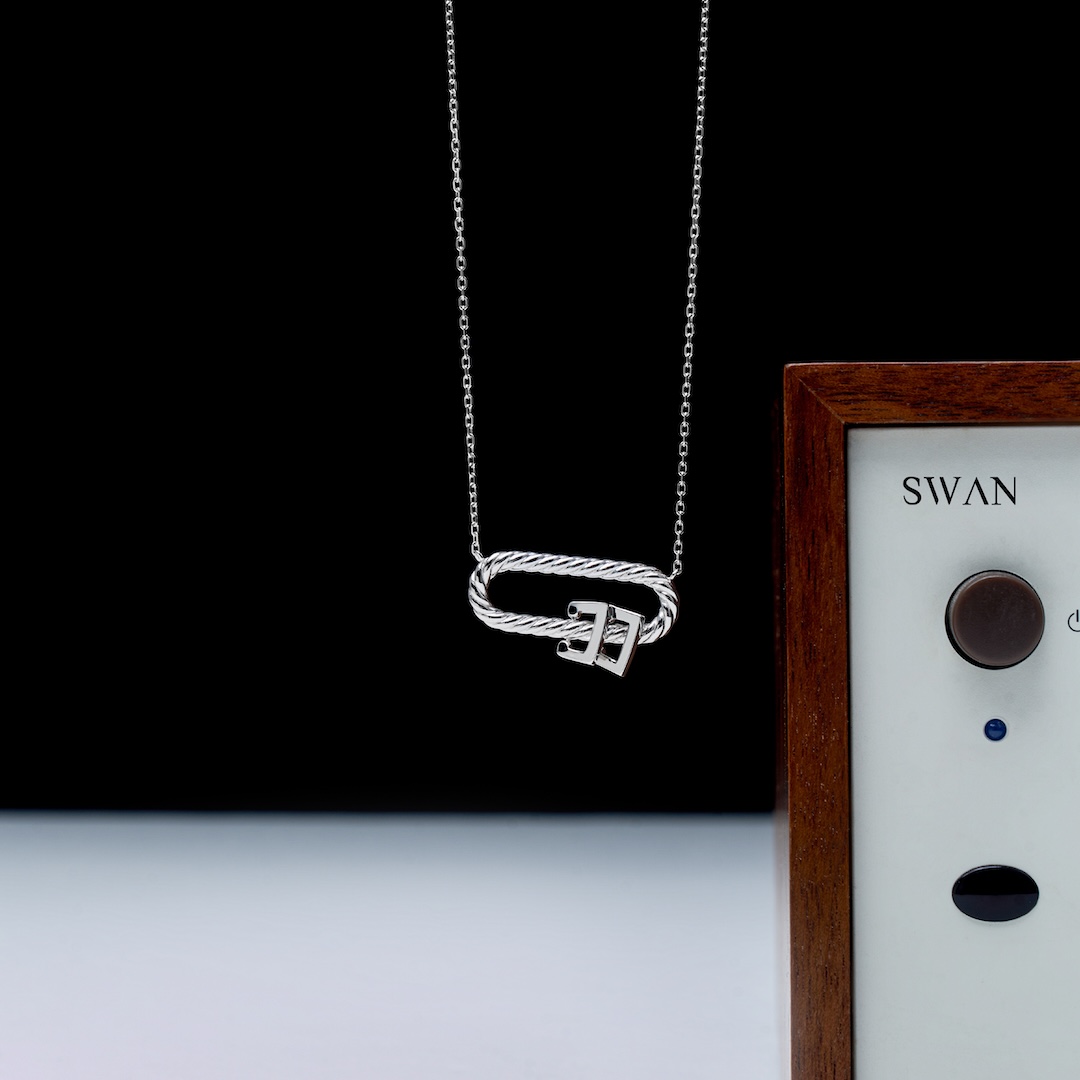 SWAN - Wire SQ Necklace สร้อยคอเงินแท้พร้อมจี้ เรียบง่าย แต่เต็มไปด้วยดีเทลที่ลงตัว ราคา 2,490 บาท*ส่งฟรี