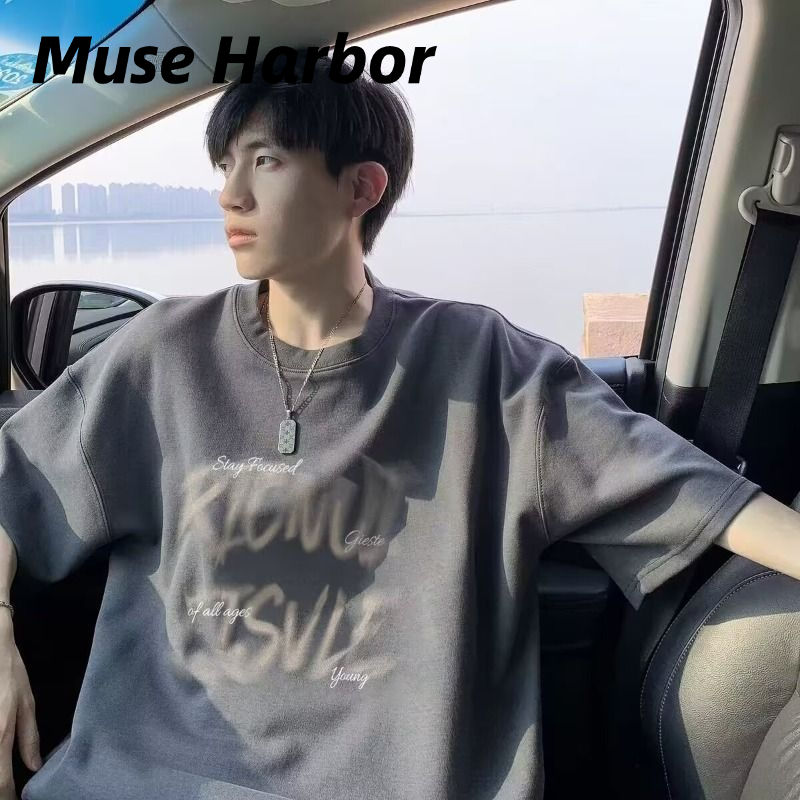Muse Harbor เสื้อยืดคอตตอน100% พิมพ์ลายผู้ชายแขนสั้นเสื้อคู่รักทรงหลวมลายตัวอักษรแบบใหม่ฤดูร้อนเสื้อแขนสั้น ราคา 63 บาท*ส่งฟรี
