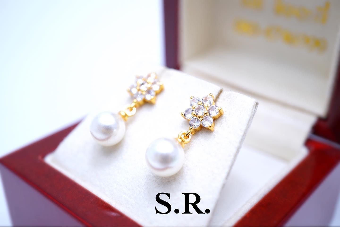 S.R. ต่างหูมุก ต่างหูทอง ต่างหูเพชร ตุ้มหูมุก ขาว เพชรน้ำหนัก 3 ตัง ทอง 1 สลึง พร้อมใบรับรองสินค้า เคลือบทองคำแท้ ชุบทอง100% ราคา 860 บาท*ส่งฟรี