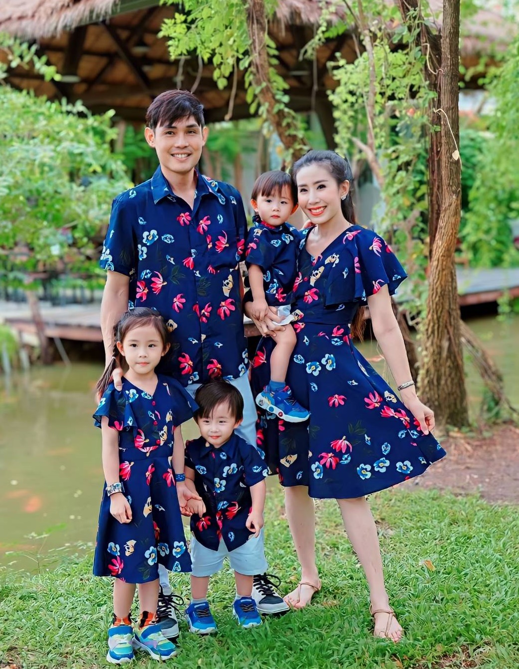 เดรสคอวี ชุดครอบครัว เดรสสวย ชุดแม่ลูก Palm Blue เดรสแขนระบาย ชุดทำงาน เดรสเกาหลี เดรสทำงาน เดรสแม่ลูก ราคา 450 บาท*ส่งฟรี