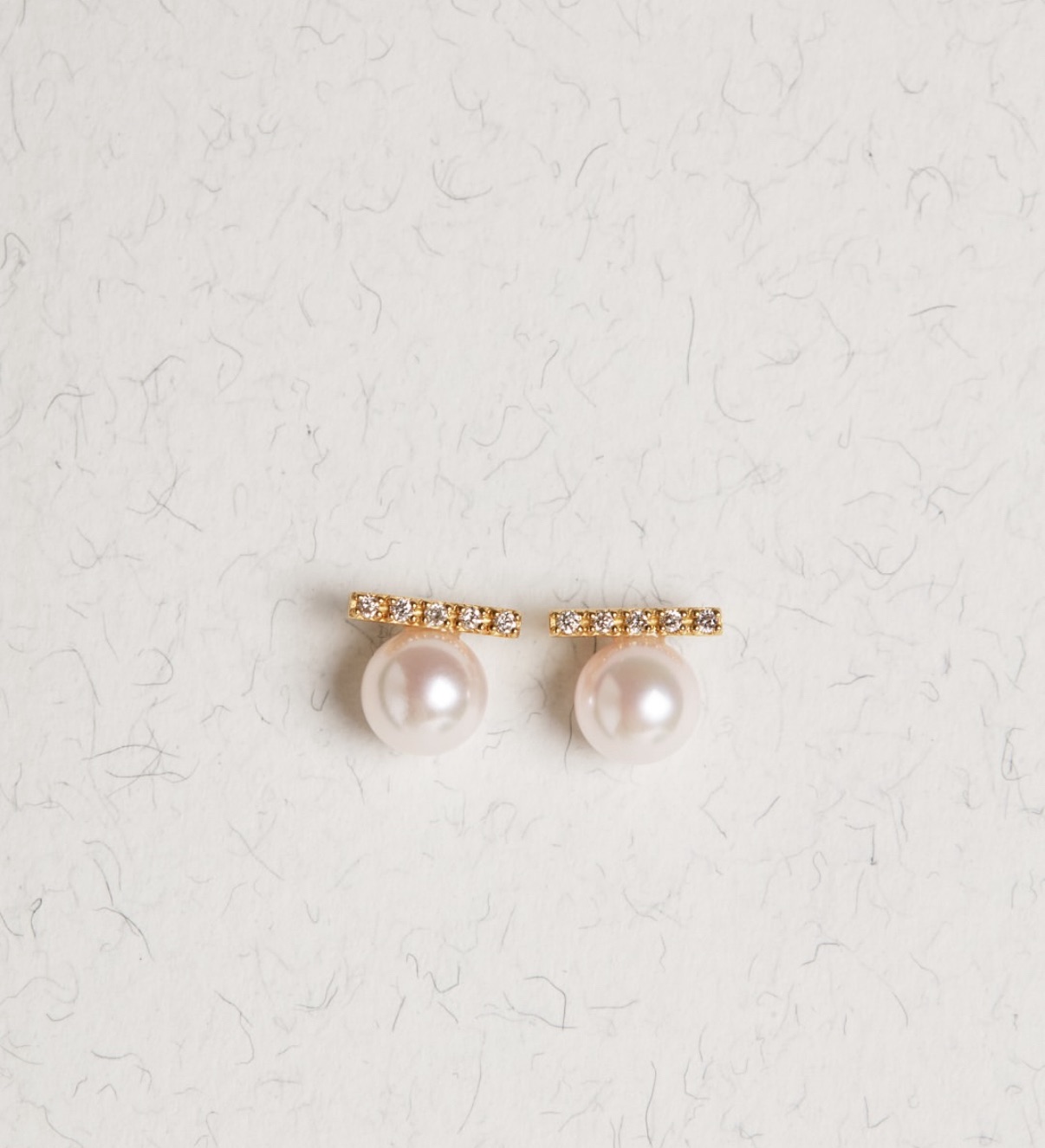 Vetiver Pearl 18K Solid Gold Genuine Diamond and Akoya Pearl Earring, Real Gold Earrings, Real Diamonds, Akoya Pearls, Japanese Pearls, Round Shape, Top Grade, White with Sparkling Pink, Beautiful, Elegant, Simple. Genuine 18K Gold Body, Fast Delivery. ราคา 14,500 บาท*ส่งฟรี