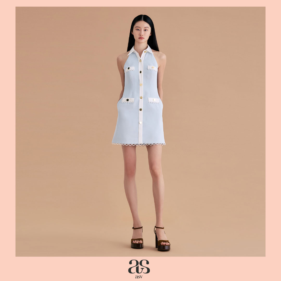 [asv ss25] Shirley Halterneck Dress เดรสผู้หญิง คล้องคอ ทรงเข้ารูป แขนกุด กระเป๋าข้าง แต่งกระเป๋าและกระดุมทองด้านหน้า ปากกระเป๋าหน้าและชายกระโปรงแต่งดีเทลห่วง ซิปหลัง ราคา 8,990 บาท*ส่งฟรี