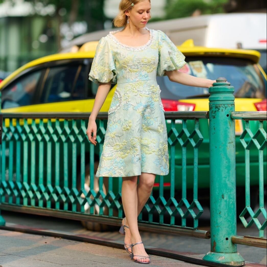 Tohns Cloque Embellished Puff Sleeve Dress, Floral Jacquard Dress with Square Neckline. Decorated with Lace Around the Neck. Puffed Doll-Shaped Sleeves (Balloon Sleeves). Side Pockets Add Convenience and Are Decorated with Crystal Embroidery. ราคา 4,000 บาท*ส่งฟรี