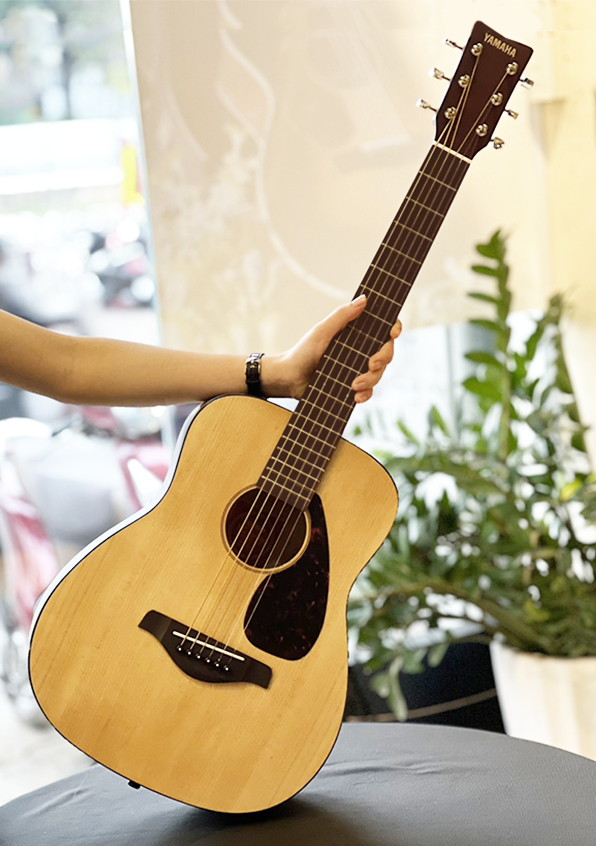 กีต้าร์โปร่งยามาฮ่า รุ่น JR2 ขนาด 34 นิ้ว (ขายตามสภาพมีตำหนิ )(มีรับประกันสินค้าเสียหายขณะส่งเคลมได้ภายใน 7วัน) พร้อมส่ง. ราคา 2,199 บาท*ส่งฟรี