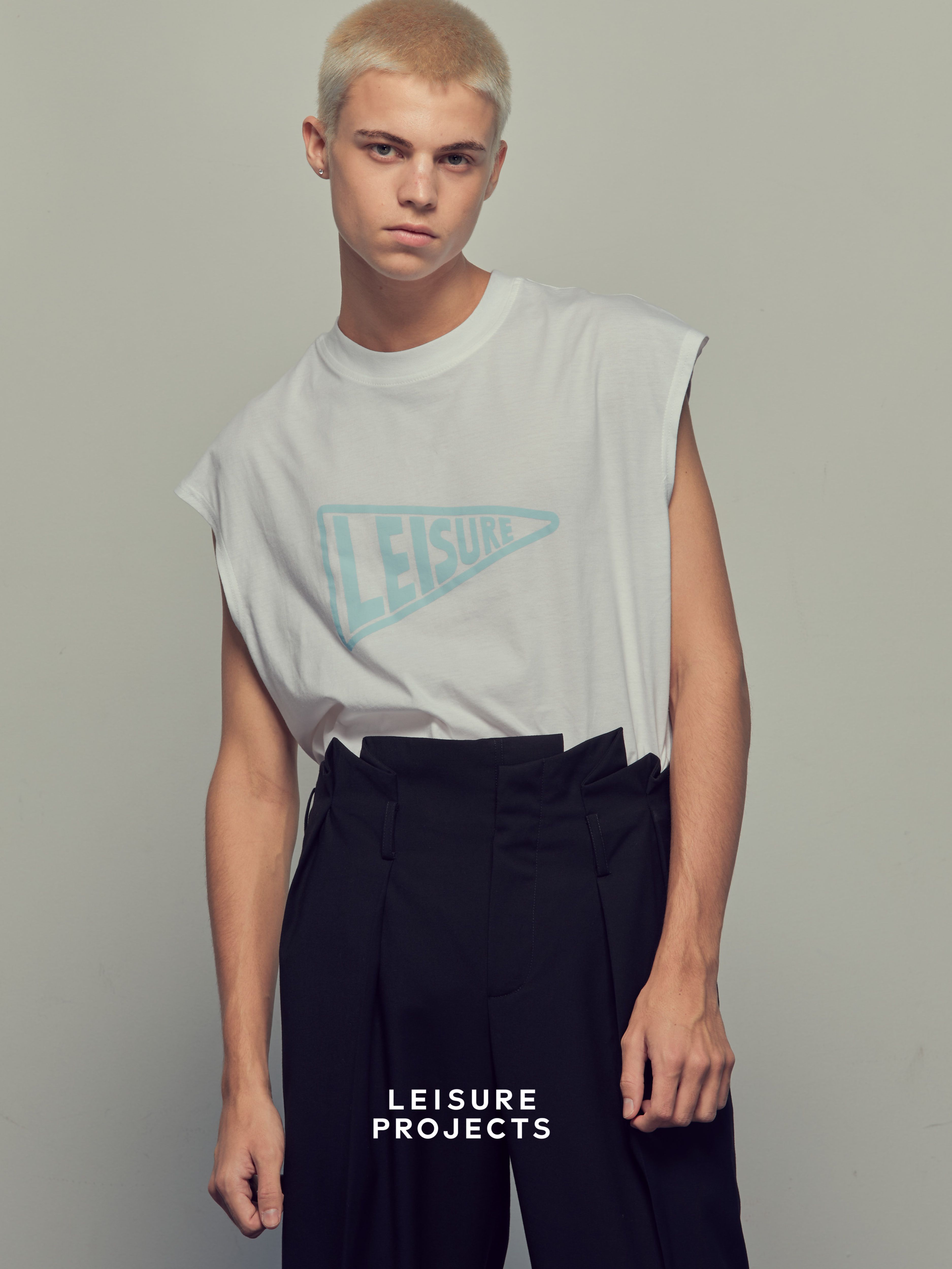 รายละเอียดเพิ่มเติมเกี่ยวกับ (LEISURE PROJECTS)CLASSIC LEISURE BIG FLAG  SLEEVELESSS T-SHIRT เสื้อยืดเเขนกุด ทรง oversize พิมพ์ลายด้านหน้าโลโก้ธง Leisure 100% cotton