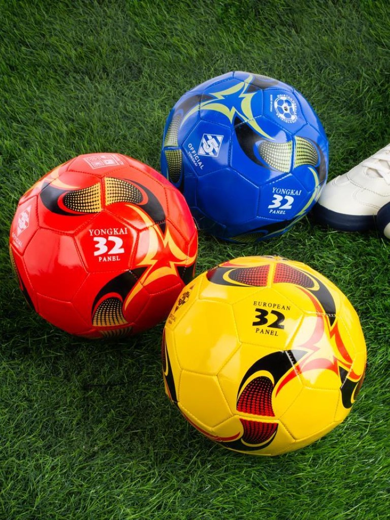 ลูกฟุตบอล มาตรฐานเบอร์ 5 ผลิตจากหนังเย็บ PVC น้ำหนักเบา รับแรงกระแทกได้ดี มีความยืดหยุ่นสูง มาตรฐานเบอร์ 5