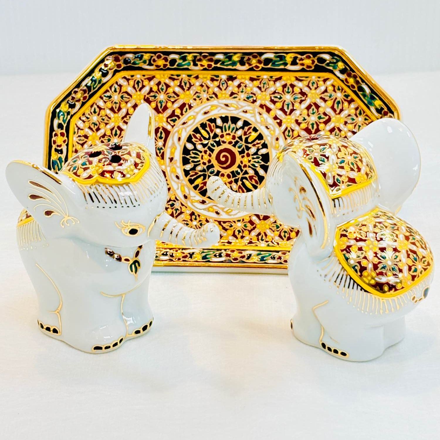 Elephant Set with Pepper, Salt, and Benjarong in a Silk Box (Jittima Benjarong, 5-Star Otop Product) ราคา 1,090 บาท*ส่งฟรี