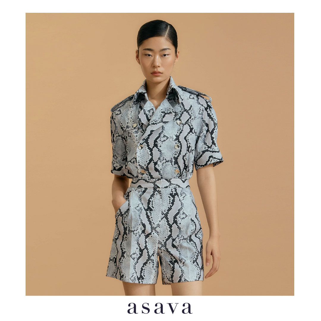 [asava ss25] Vera Trench Blouseเสื้อผู้หญิง ทรงเทรนช์ แขนสั้น แต่งพับแขนเสื้อ แต่งกระดุมติดบ่า แต่งกระดุมสองแถว ผ้าลายงู ราคา 11,900 บาท*ส่งฟรี