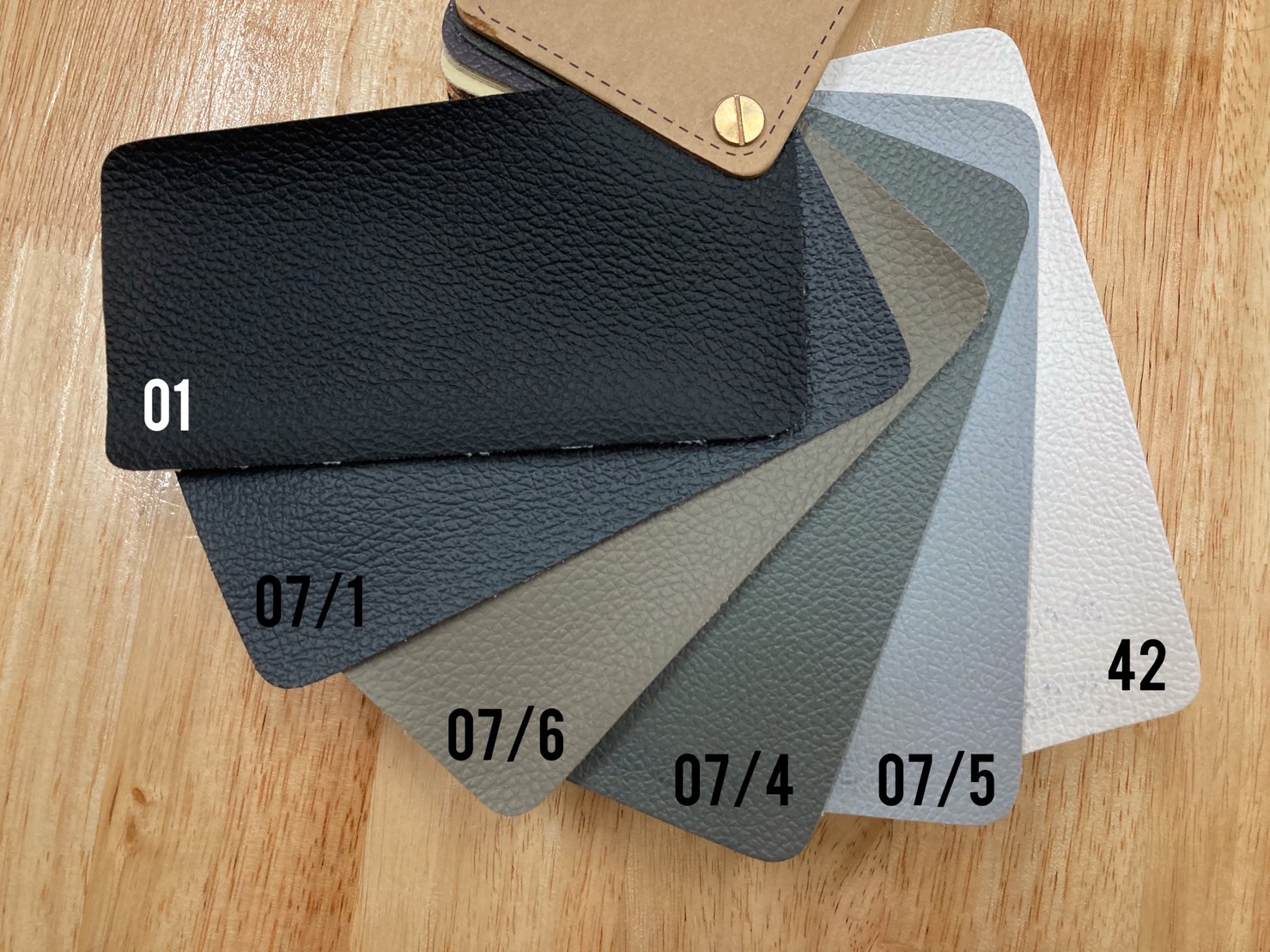 หนังเทียม PD PVC กันน้ำ สีสันสดใส หนังเกรด A งานเฟอร์นิเจอร์ทุกประเภท ขนาด 137 x 90 ซม. โทน ดำ เทา ขาว ราคา 21 บาท*ส่งฟรี