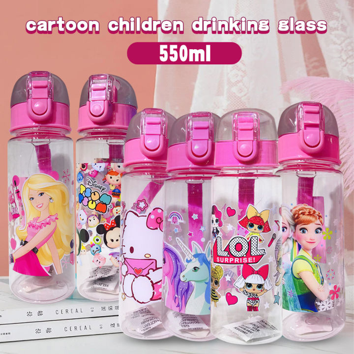 【15 รูปแบบ】ขวดน้ำเด็ก 550ml ขวดน้ำแบบพกพาขวดน้ำโรงเรียนการ์ตูนขวดน้ำพลาสติกถ้วยฟางพร้อมที่จับขวดน้ำเด็กไป รร