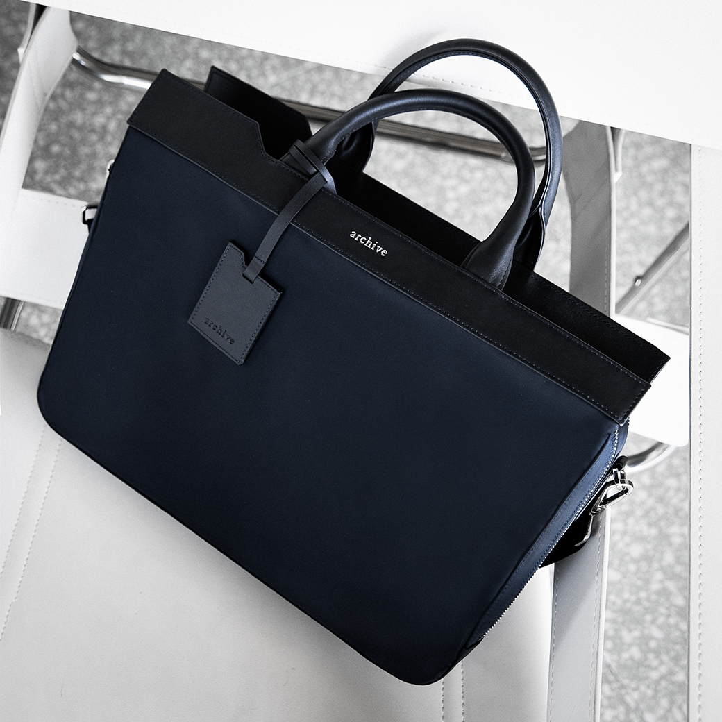 Archive Mayfair Nylon Briefcase (Navy/Navy) กระเป๋าทำงานเอกสารสะพายข้างผ้าไนลอนกันน้ำป้ายหนังวัวแท้ ราคา 8,590 บาท*ส่งฟรี