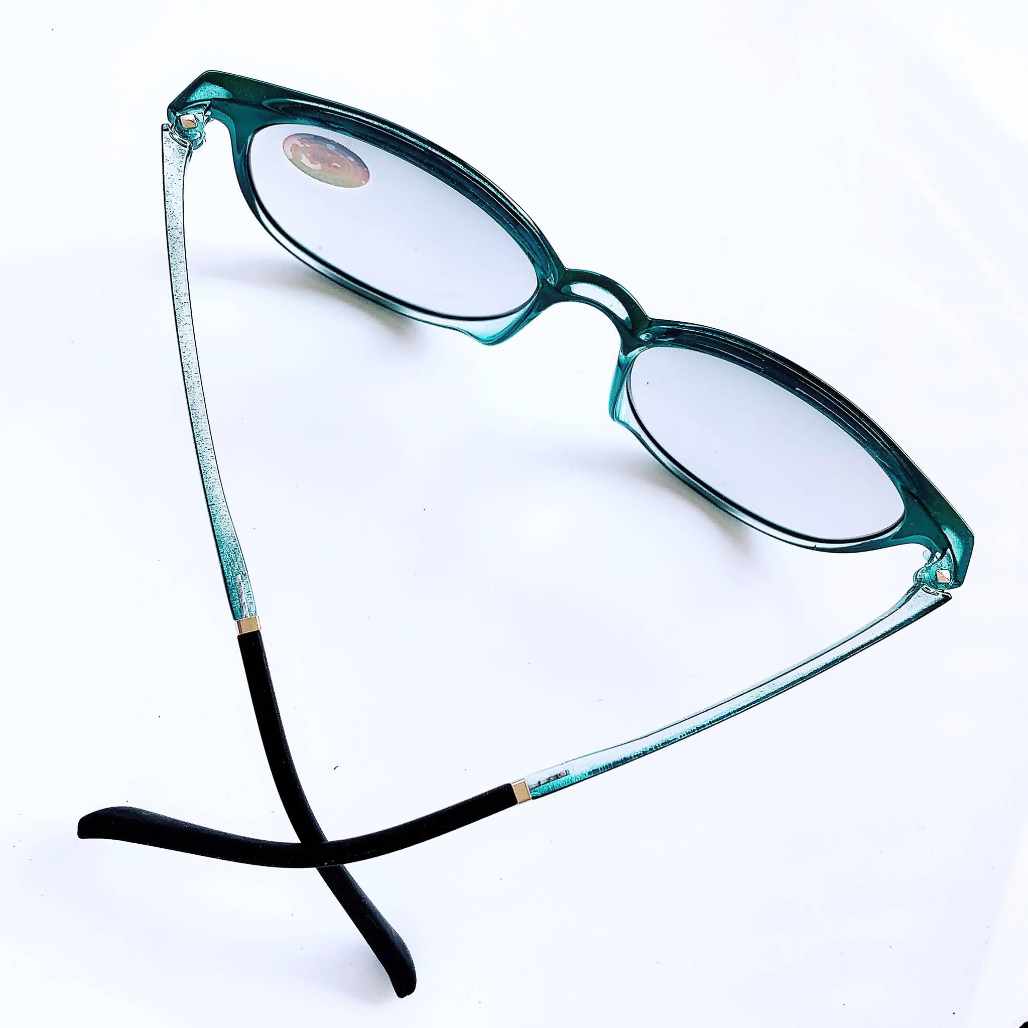 ภาพที่ให้รายละเอียดเกี่ยวกับ แว่นตาออโต้เลนส์ ปรับสีเข้มขึ้นโดยอัตโนมัติ แว่นสายตายาว แว่นสายตาสั้น กรอบสีดำล้วน ทรงรี แว่นตา น้ำหนักเบามาก  แถม ซอง + ผ้าเช็ดเลนส์