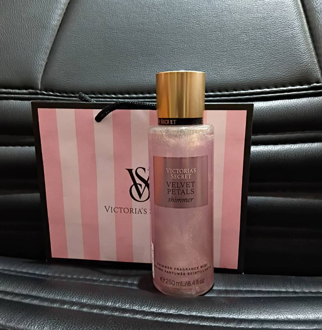 New Item, 100% Authentic, Victoria's Secret Velvet Petals Shimmer Fragrance Mist ราคา 890 บาท*ส่งฟรี