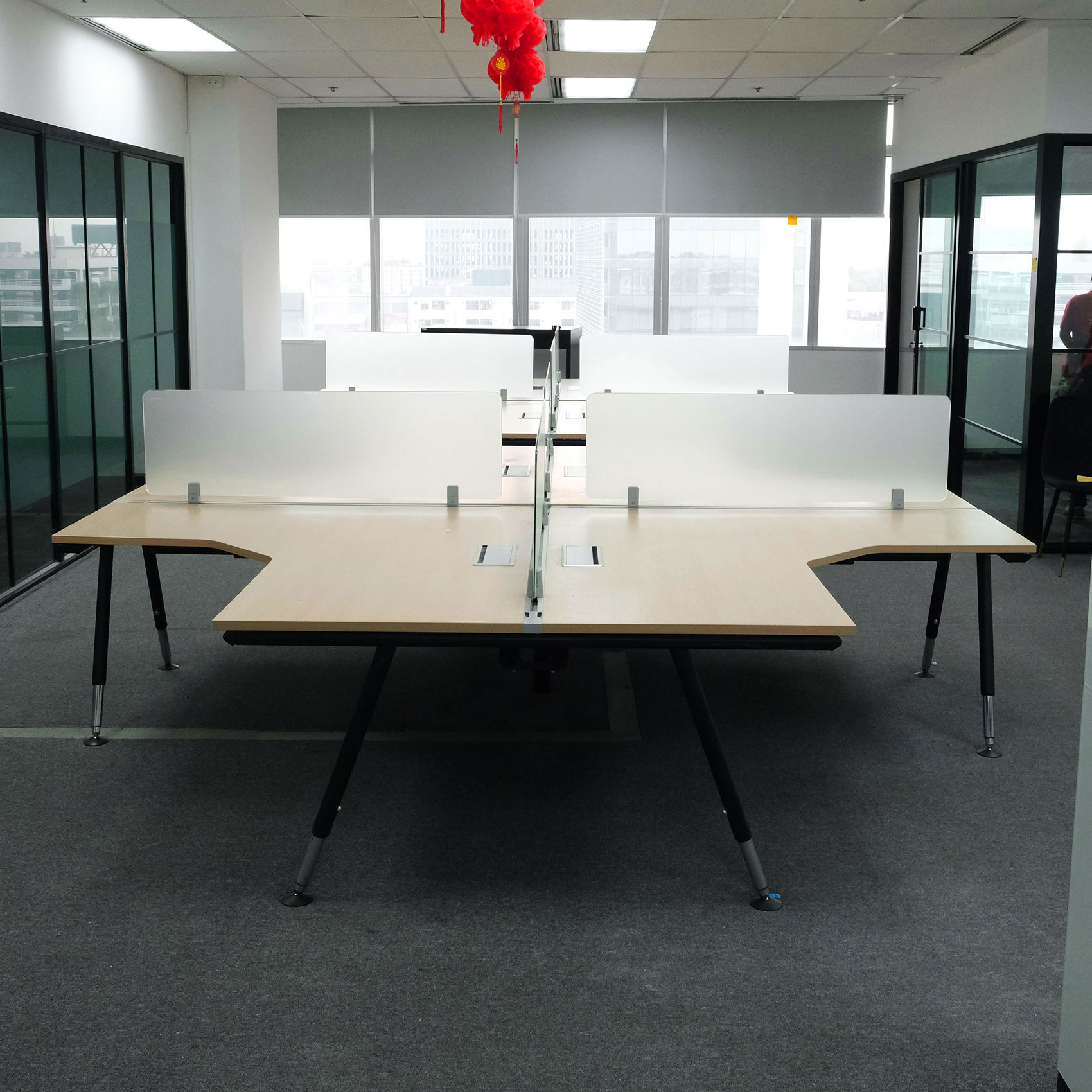 โต๊ะทำงานกลุ่ม 4 ที่นั่ง Rockworth +พาทิชั่นบนโต๊ะ 4 แผ่น Tempered Glass ราคา 27,500 บาท*ส่งฟรี