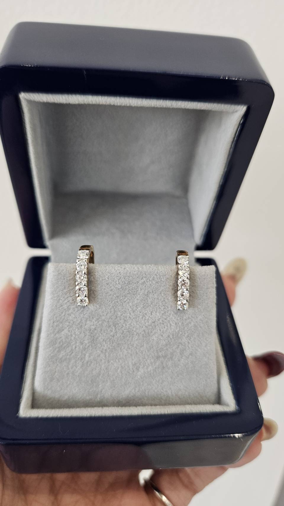 Squirrel Tail Hoop Earrings, Lab Grown Diamond, 10 Stones, N.N. Total 0.72 Carats, 9K Vanilla Case. # E000546 ราคา 21,900 บาท*ส่งฟรี