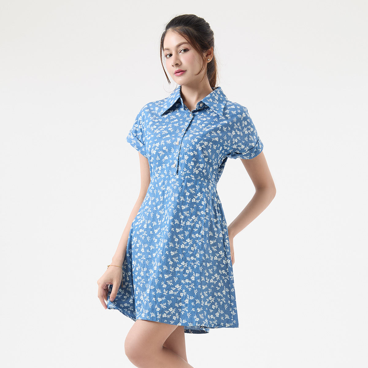 EP ชุดเดรสลายดอกไม้ ผู้หญิง สีฟ้า | Mini Floral Print Dress | 00938 ราคา 1,395 บาท*ส่งฟรี