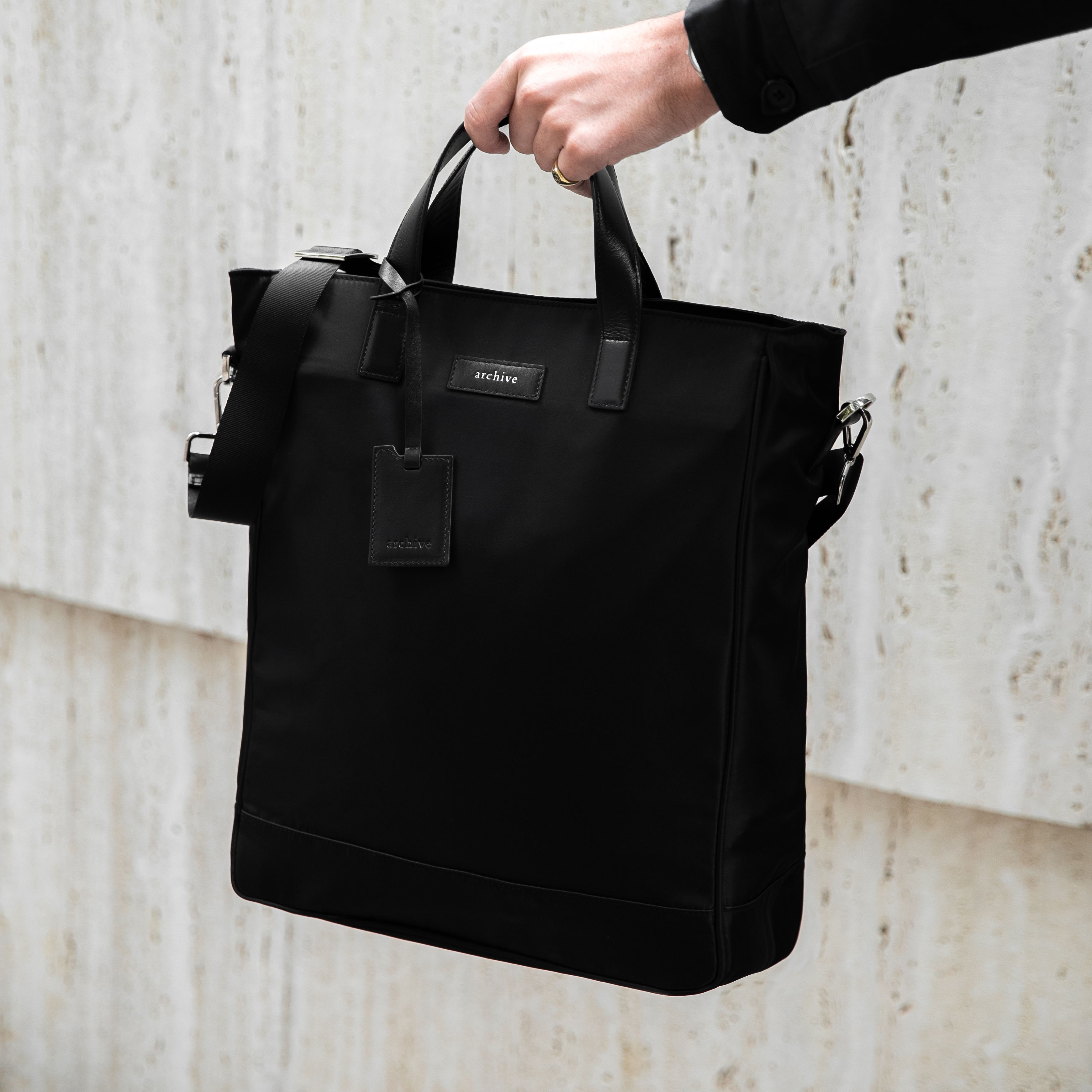 Archive Hoxton Nylon Tote (Black/Black) กระเป๋า Tote Bag สะพายข้างผ้าไนลอนกันน้ำป้ายหนังวัวแท้ ราคา 5,990 บาท*ส่งฟรี