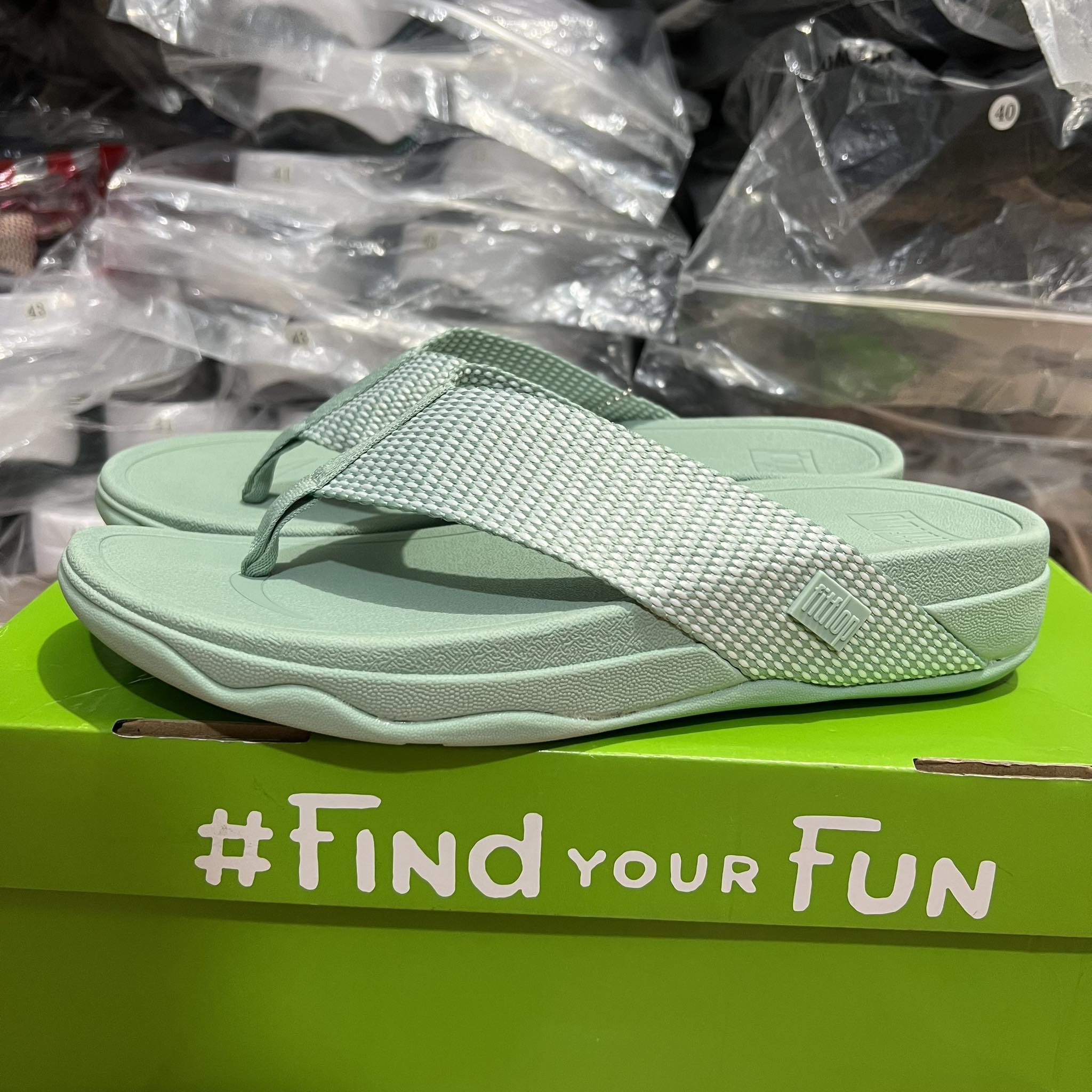 Fitflop Sandals with Straps on the Side Can Be Worn by Both Women and Men. ราคา 275 บาท*ส่งฟรี