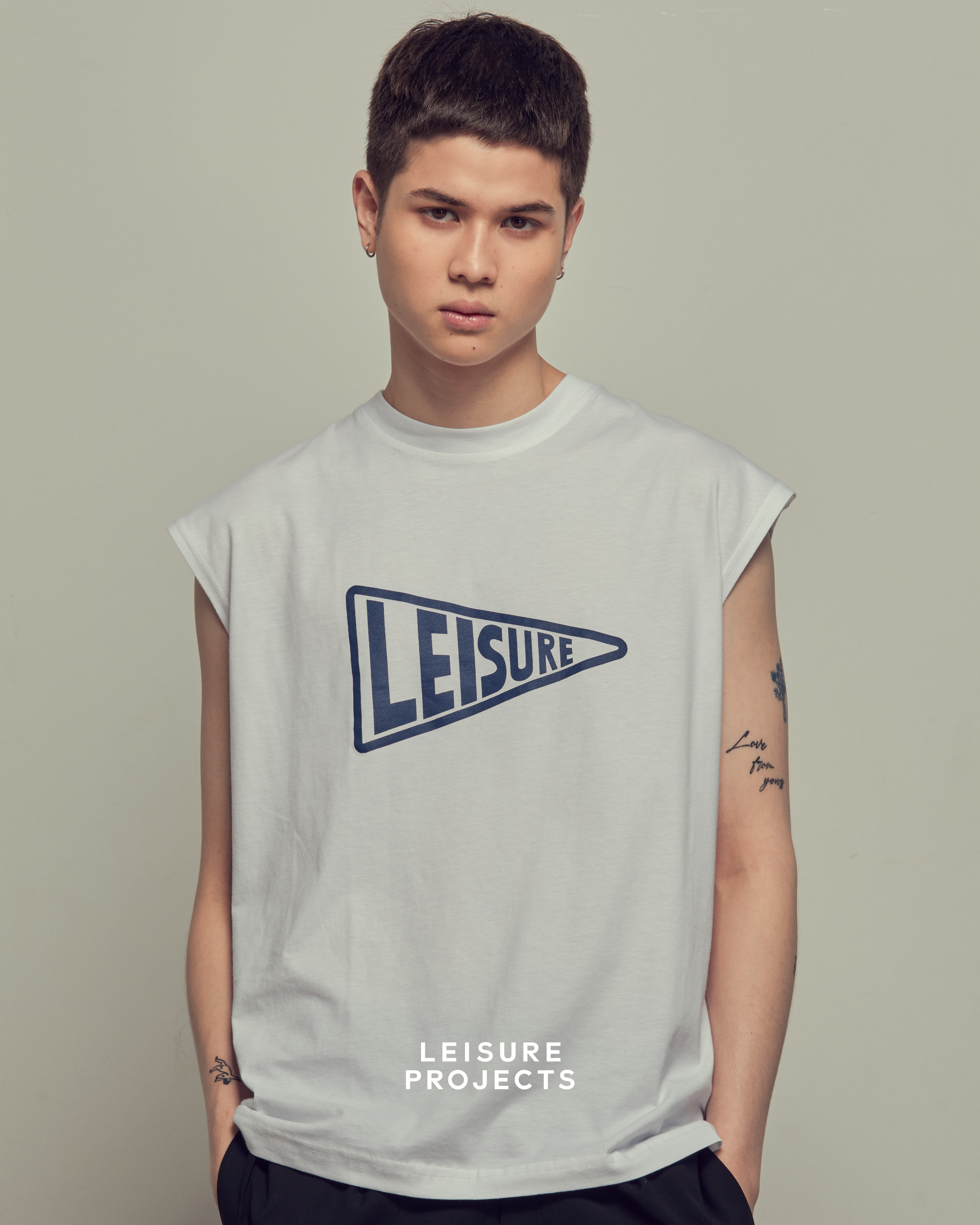 รายละเอียดเพิ่มเติมเกี่ยวกับ (LEISURE PROJECTS)CLASSIC LEISURE BIG FLAG  SLEEVELESSS T-SHIRT เสื้อยืดเเขนกุด ทรง oversize พิมพ์ลายด้านหน้าโลโก้ธง Leisure 100% cotton