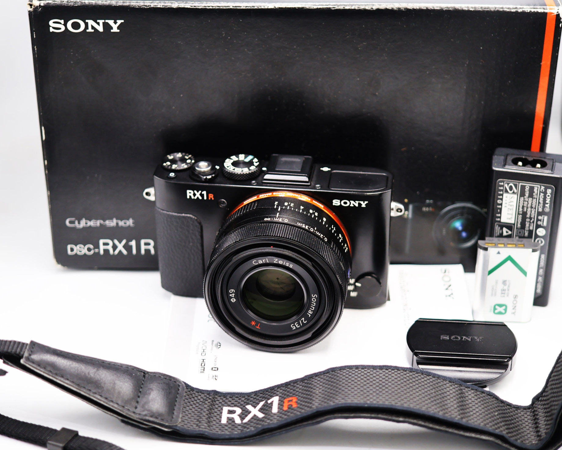 เลนส์กล้องถ่ายรูป Camera Lens Sony กล้องคอมแพคระดับมืออาชีพ RX1R Hi-End พร้อมเซนเซอร์ฟูลเฟรม 35 มม. 24.3MP, Carl ZEISS Vario-Sonnar T 35 มม. F2.0, Cyber-shot RX1R RX1 Hi-Speed USB (USB 2.0) ความจุ 453 กรัม, HDMI OUT, ไมโครโฟน (แจ็คมินิสเตอริโอ 3.5... ราคา 48,800 บาท*ส่งฟรี