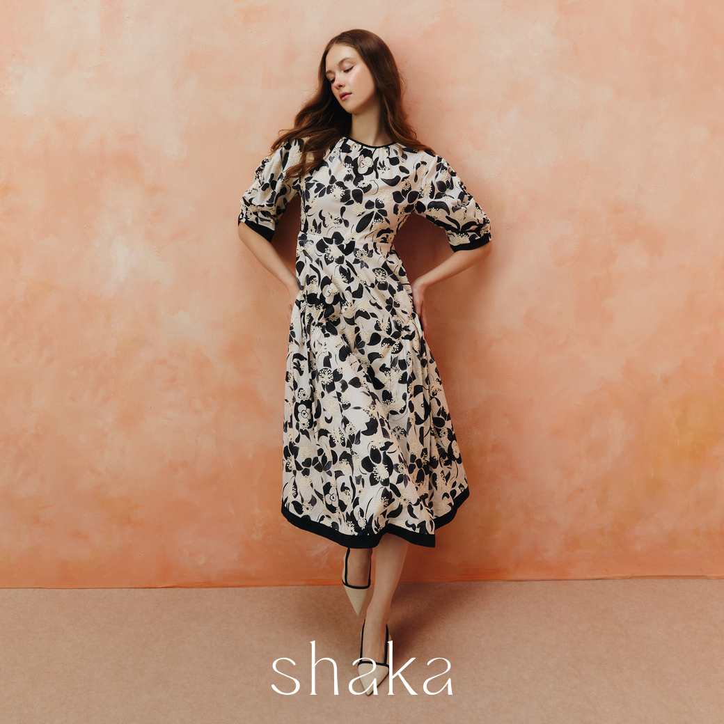 Shaka Aw25 Lisbon Bloom Puff Sleeve Dress, Dress with a Round Neck, Fitted at the Top. A-Line Skirt, Midi Length, Puffy Sleeves, Ds-8251203 ราคา 4,165 บาท*ส่งฟรี