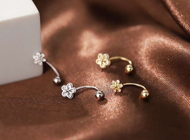 รูปภาพเพิ่มเติมเกี่ยวกับ littlegirl gifts- Six Petal  flower screw  earrings จิวต่างหูตัวยูรูปกลีบดอกไม้