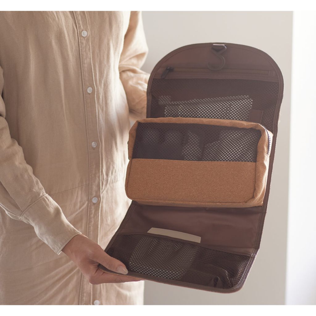 พร้อมส่ง กระเป๋าใส่อุปกรณ์อาบน้ำ กระเป๋าจัดระเบียบ กระเป๋าแบบตาข่ายพร้อมตะขอแขวน Tabitab Toiletry Pouch Legend Walker รุ่น 9125 จากไม้ก๊อกธรรมชาติ JP Travel Store ราคา 1,699 บาท*ส่งฟรี